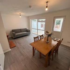 https://4-bed-semi-near-southampton-general-hospital.tophotelsbath.com