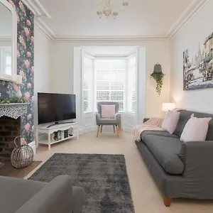 https://charles-alexander-short-stay-rose-cottage.hotelsin-chester.com