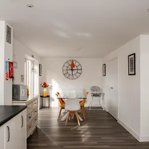https://the-cavern-fun-stylish-music-inspired-four-bed-house.tophotelsbath.com